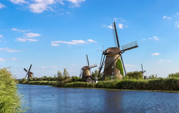 Szélmalmok és Kinderdijk csatorna — Stock Fotó