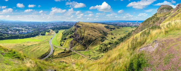 Cityscape of Edinburgh from Arthur 's Seat — стоковое фото