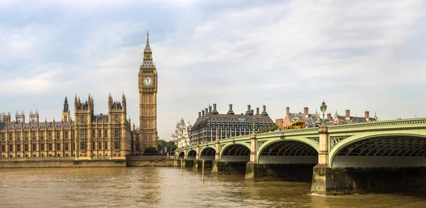 London i en vacker sommardag — Stockfoto