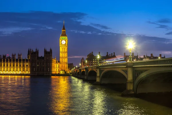 Лондон красивой летней ночью — стоковое фото