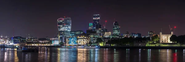 在晚上的伦敦城市景观 — 图库照片