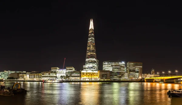 Natt liggande vy av Shard — Stockfoto