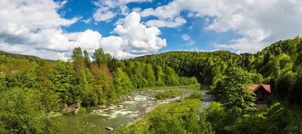 Panorama de la rivière de montagne — Photo