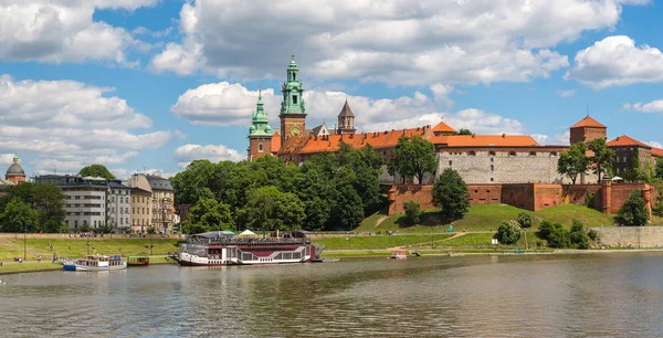 Королівський палац у Вавелі в Кракові — стокове фото