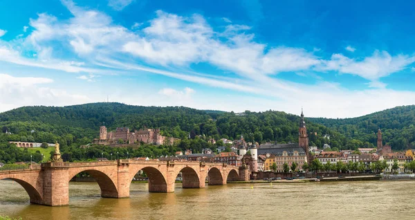 Blick auf alte Brücke in Heidelberg — Stockfoto