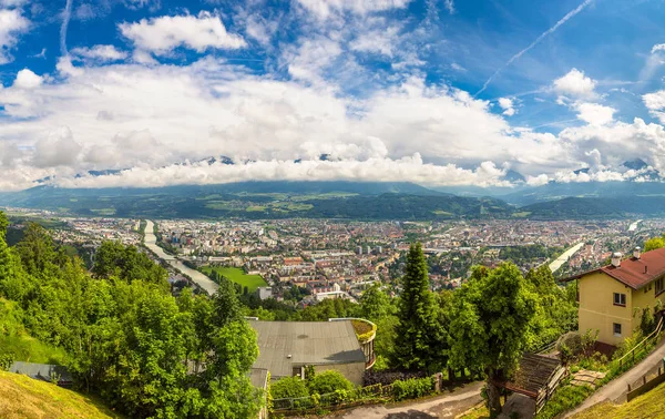 Bâtiments façades et Alpes montagnes — Photo