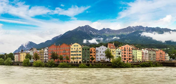 Строительные фасады и Альпы — стоковое фото