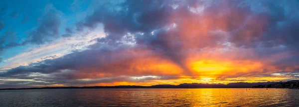 Panorama dari Sunset di danau Garda — Stok Foto