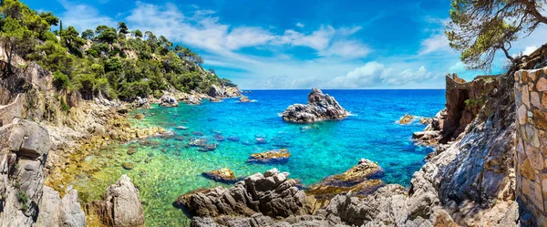 Kayaların üzerinde sahil Lloret de Mar — Stok fotoğraf