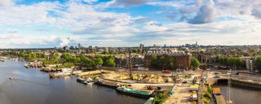 Amsterdam kanal ve st. nicolas church