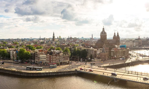 Amsterdam kanal ve st. nicolas church