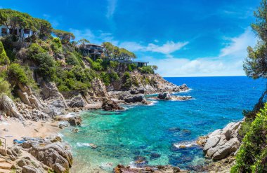 Kayaların üzerinde sahil Lloret de Mar