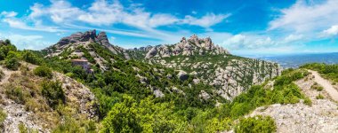 Montserrat Dağları'nın havadan görünümü