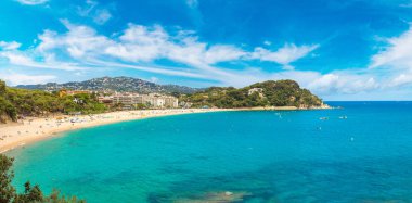 Kayaların üzerinde sahil Lloret de Mar