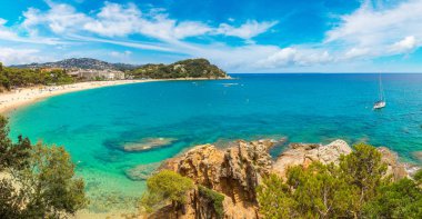 Kayaların üzerinde sahil Lloret de Mar