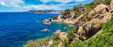 Kayaların üzerinde sahil Lloret de Mar