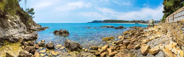 Kayaların üzerinde sahil Lloret de Mar — Stok fotoğraf