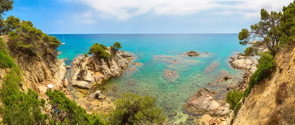 Skály na pobřeží letoviska Lloret de Mar — Stock fotografie