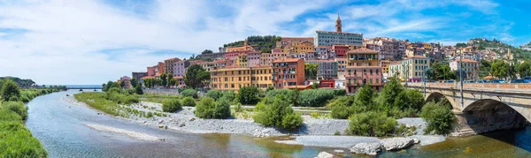 Maisons colorées dans la vieille ville de Vintimille — Photo