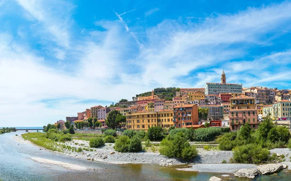 Maisons colorées dans la vieille ville de Vintimille — Photo