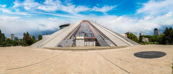Die Pyramide in tirana, Albanien — Stockfoto