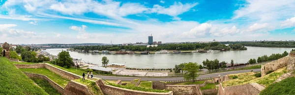 Белградский городской пейзаж с реки Савы — стоковое фото