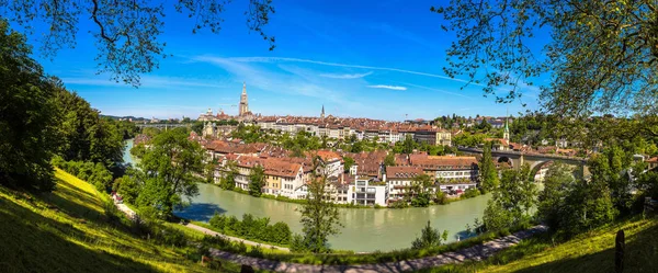 Uitzicht op de kathedraal van Bern en Berner Munster — Stockfoto