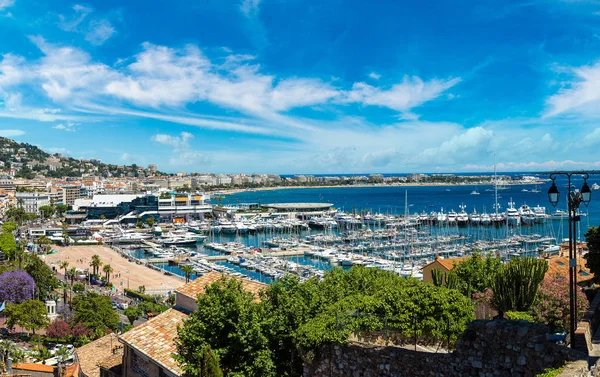 Panoramatický pohled z přístavu v Cannes — Stock fotografie