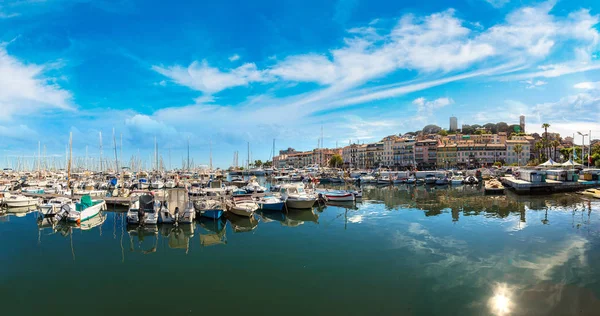 Jachty kotvící v přístavu v Cannes — Stock fotografie