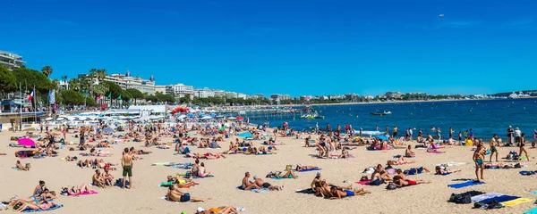 Gente en la playa en Cannes — Foto de Stock