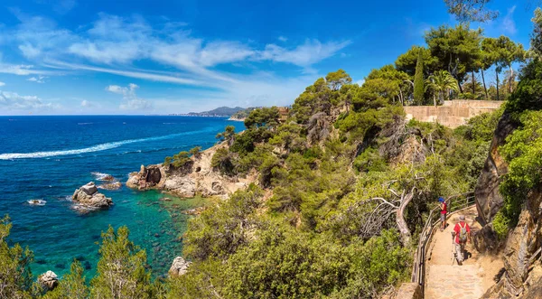 Felsen an der Küste von Lloret de mar — Stockfoto