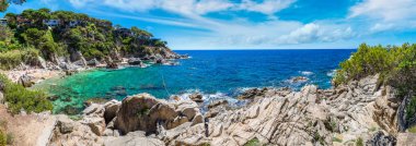 Kayaların üzerinde sahil Lloret de Mar