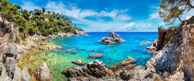 Kayaların üzerinde sahil Lloret de Mar