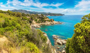 Kayaların üzerinde sahil Lloret de Mar