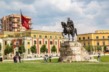 Tiran meydanda İskender bey