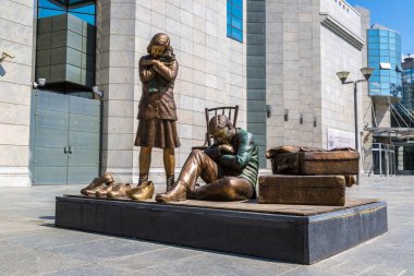  Üsküp güzel bir yaz günü heykel