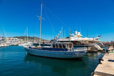 Cannes limanında demirlemiş yatlar