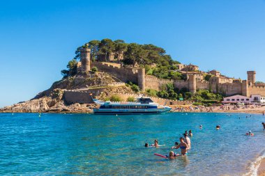 Tossa de Mar ve kale kumsalda