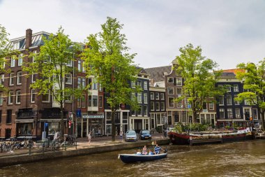 Amsterdam'da güzel bir yaz günü kanal
