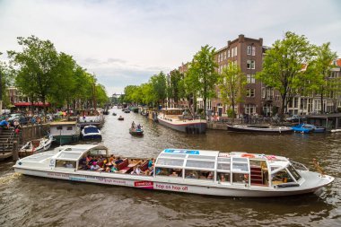 Amsterdam'da güzel bir yaz günü kanal