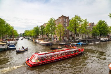 Amsterdam'da güzel bir yaz günü kanal