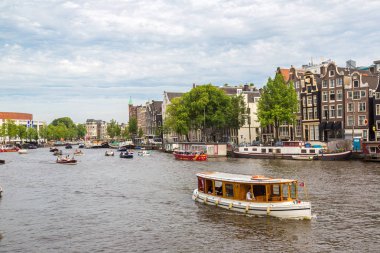 Amsterdam'da güzel bir yaz günü kanal
