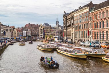 Amsterdam'da güzel bir yaz günü kanal