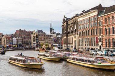 Amsterdam'da güzel bir yaz günü kanal
