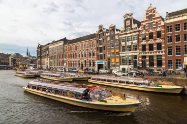 Amsterdam'da güzel bir yaz günü kanal
