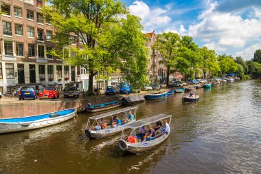 Amsterdam'da güzel bir yaz günü kanal