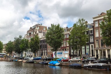 Amsterdam'da güzel bir yaz günü kanal.