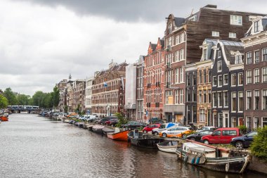 Amsterdam'da güzel bir yaz günü kanal.
