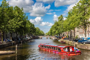 Amsterdam'da güzel bir yaz günü kanal.