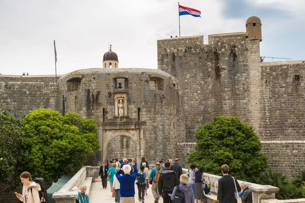 Högen grind i gamla staden Dubrovnik — Stockfoto